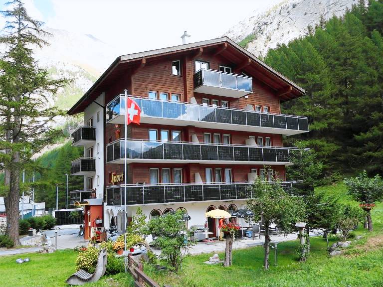 Ski-In-Ski-Out-Hotel Sport in Saas Almagell
