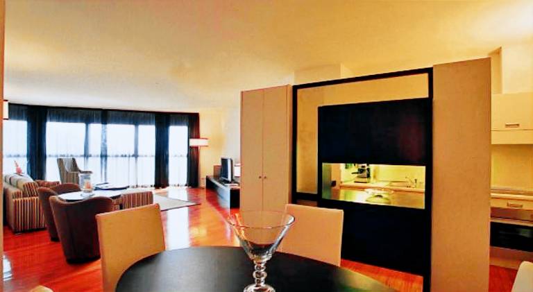 Spacious serviced apartment with garden & pool | Perfect for remote work | Pet-friendly — photo 2