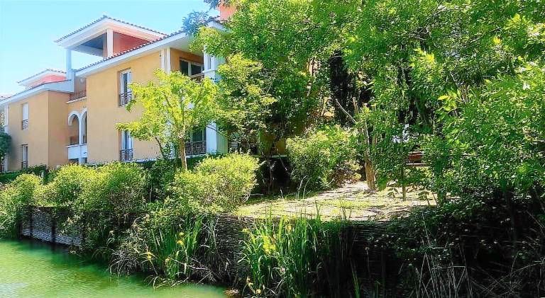 Serviced apartment with patio, pool & garden — photo 4