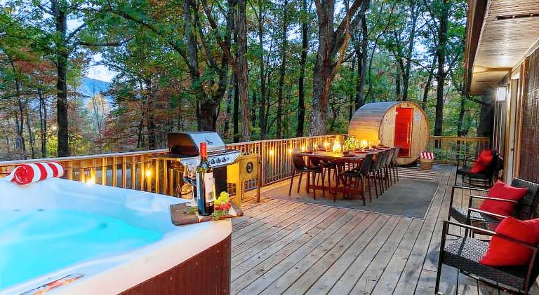 Vacation home with jacuzzi in Gatlinburg, TN