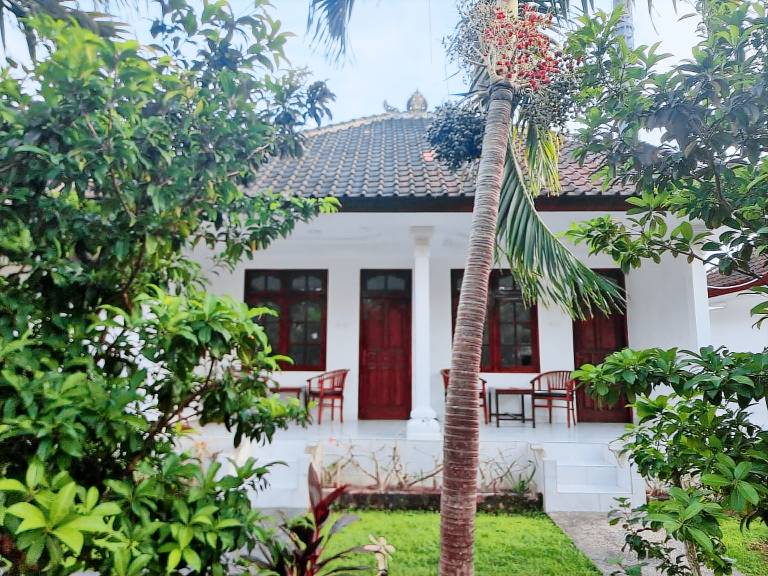 Vacation home with yard — photo 3