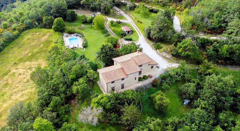 Ample farm with patio, yard & pool | Pet-friendly in Gubbio
