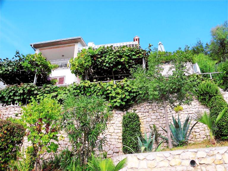 Holiday apartment with garden, patio & BBQ | Pet-friendly — photo 5