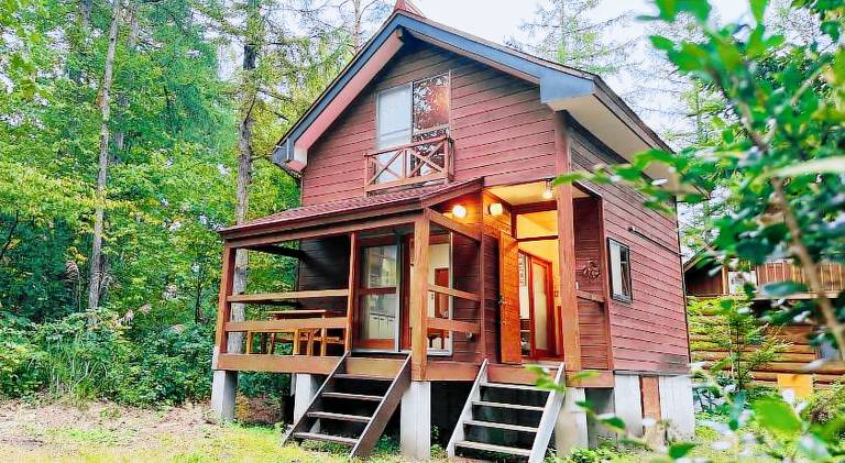 Lovely chalet with yard & hot tub | Pets allowed — photo 3