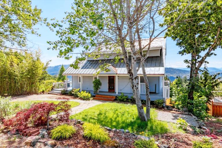 Grandview - Fully Updated! Hot Tub, River, Gorge, Mt Hood Views, Quiet White Salmon — photo 3