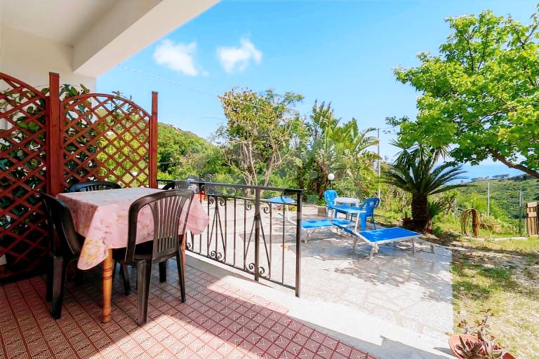 Holiday apartment with yard & terrace — photo 3