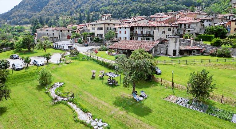 Beautiful farm with grill, hot tub & yard | Pets allowed in Tignale
