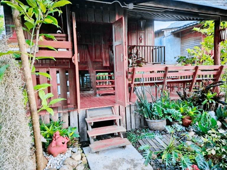 Bungalow with yard — photo 5