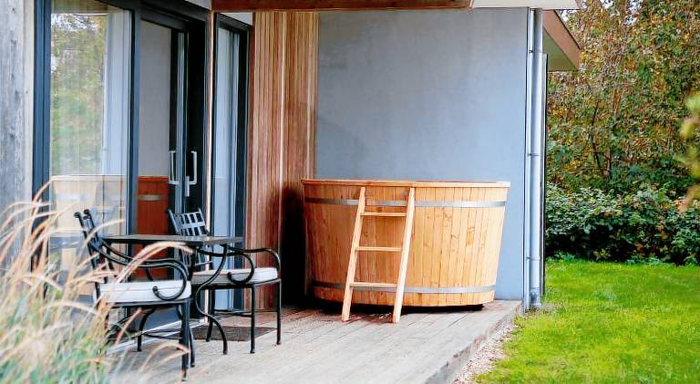 Lodge with garden, jacuzzi & patio — photo 3