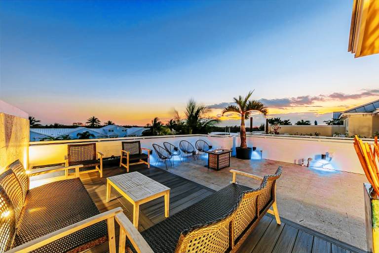 Walk to Hollywood Beach Luxury Family Getaway