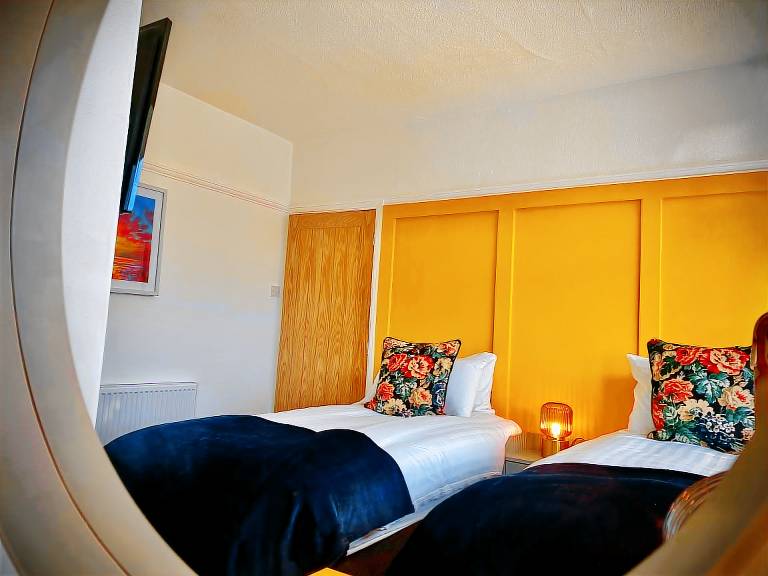 Family modern 3 bedroom hot tub house — photo 5