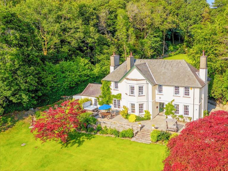 Cottage with grill, yard & jacuzzi in Windermere