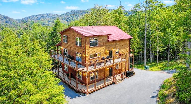 Luxury Arcade Cabin with Hot Tub and Mountain Views Sleeps 12 in Pigeon Forge, TN