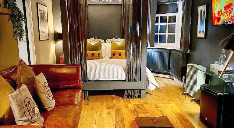 Loch Lomond Hideaways- Luxury Cabins with Jacuzzi Hot Tubs for Two — photo 2