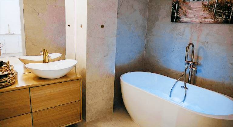 Apartment with hot tub in Lódz
