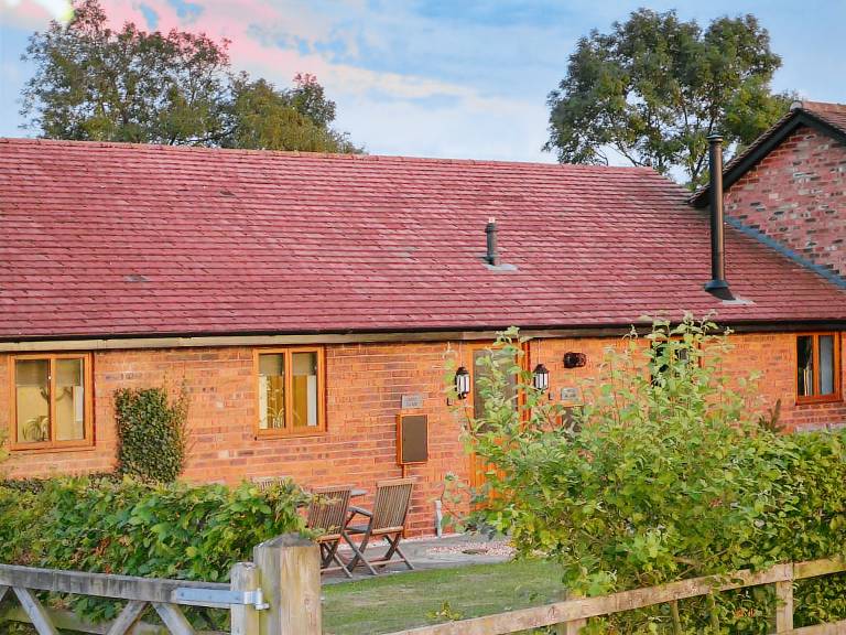 Children-friendly pleasant cottage with hot tub, garden & BBQ | Pet-friendly in Bridgnorth