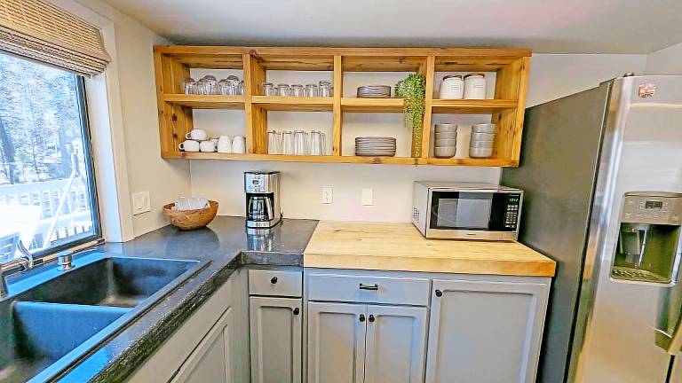 Vacation home with jacuzzi, barbeque & pool in Bend, OR