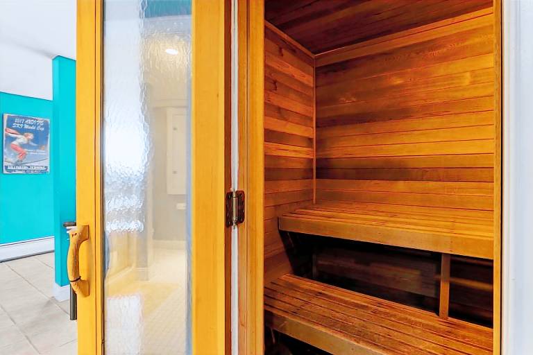 The Navillus House: Hot Tub, Ski On/Ski Off, A/C. Discounted Ski Rentals. — photo 5