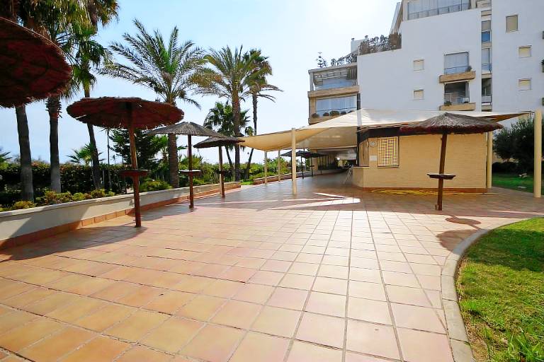 Holiday apartment with yard, patio & pool — photo 2