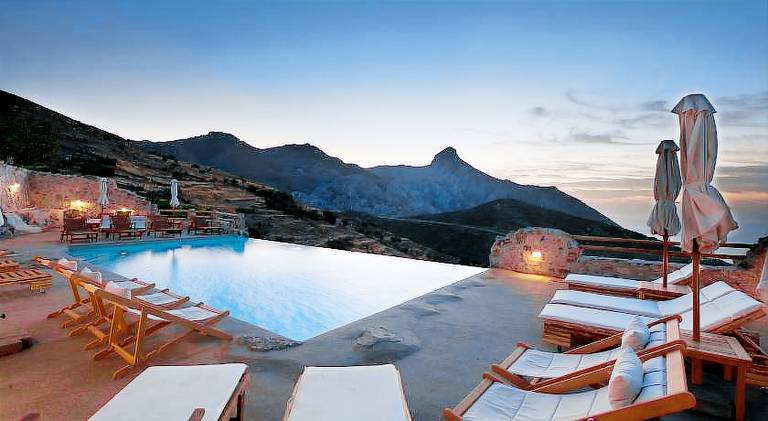 Serviced apartment with pool, patio & garden | Suitable for remote work | Pets allowed in Heraklion