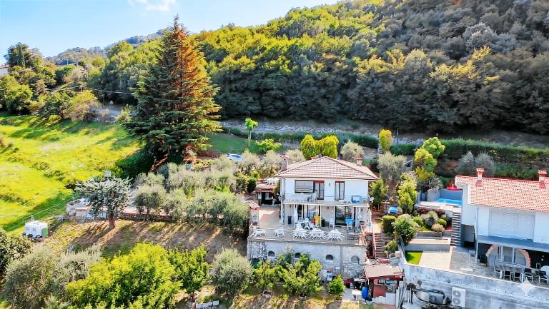 Villa with terrace & yard | Dogs allowed — photo 4
