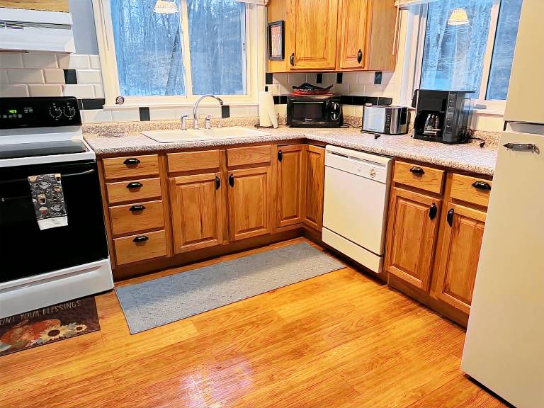 NoCo Fido Friendly Spacious Family Home with Hot Tub and BBQ Area — photo 2
