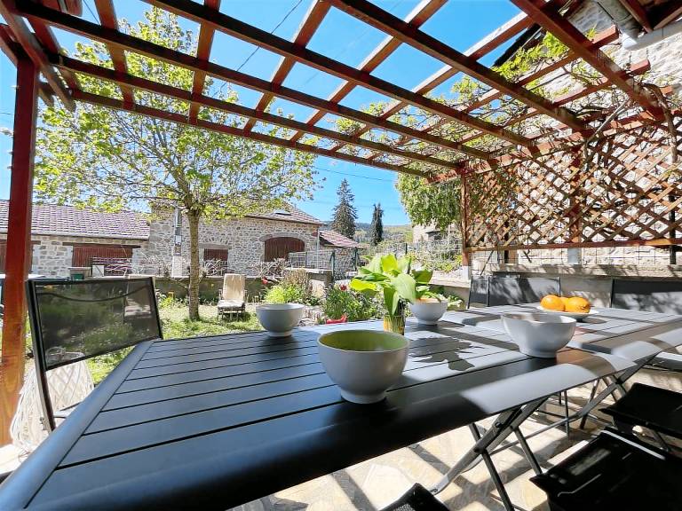 Gite with barbecue, terrace & yard — photo 4