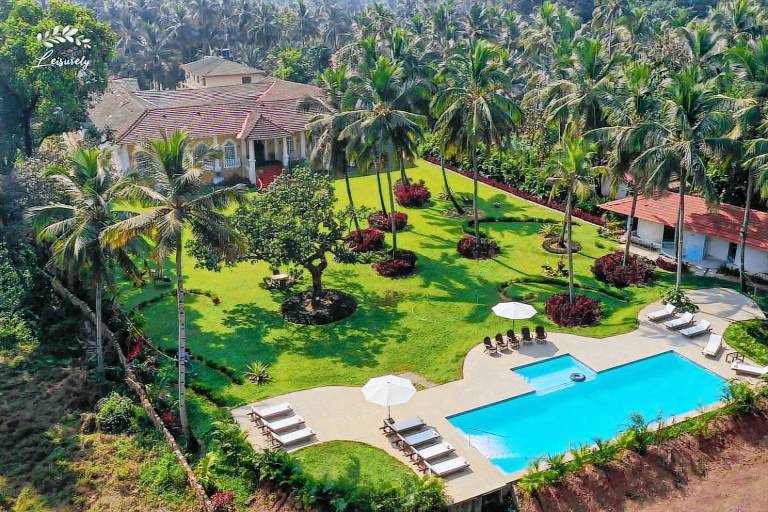 Villa with yard, hot tub & pool in Benaulim