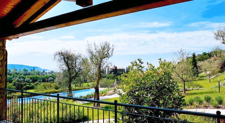 Serviced apartment with pool, yard & terrace — photo 3