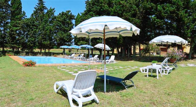 Farm with terrace, pool & barbeque | Pets are welcome — photo 3