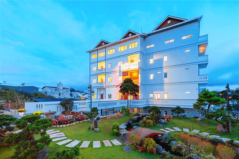 Serviced apartment with pool, patio & garden in Da Lat