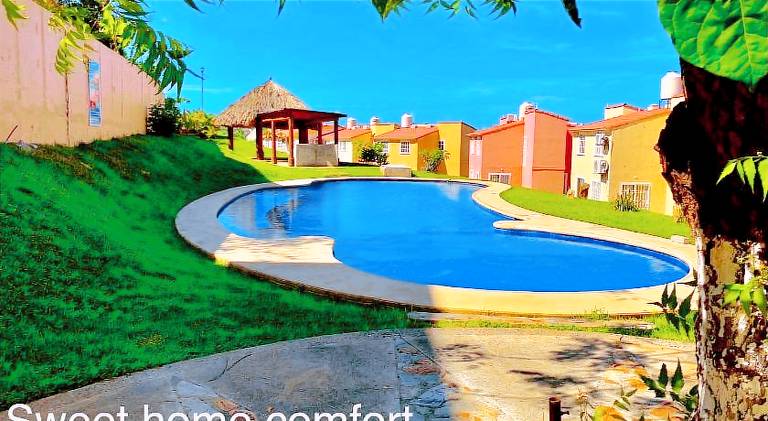House with pool | Pets are welcome — photo 2