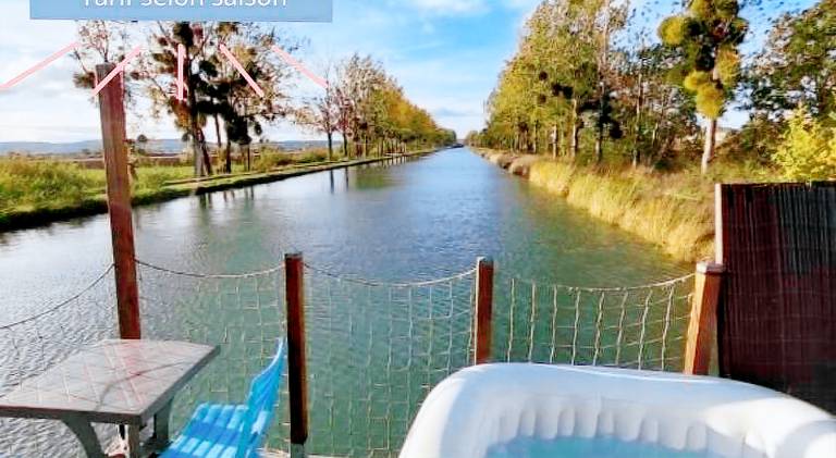 Cottage flottant terrasse jacuzzi prive en supplement aux Portes de Dijon in Dijon