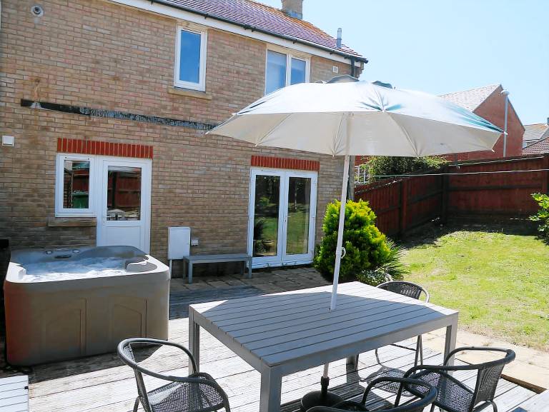 Fully equipped lovely cottage with yard & hot tub | Beach view | Pets are welcome — photo 2