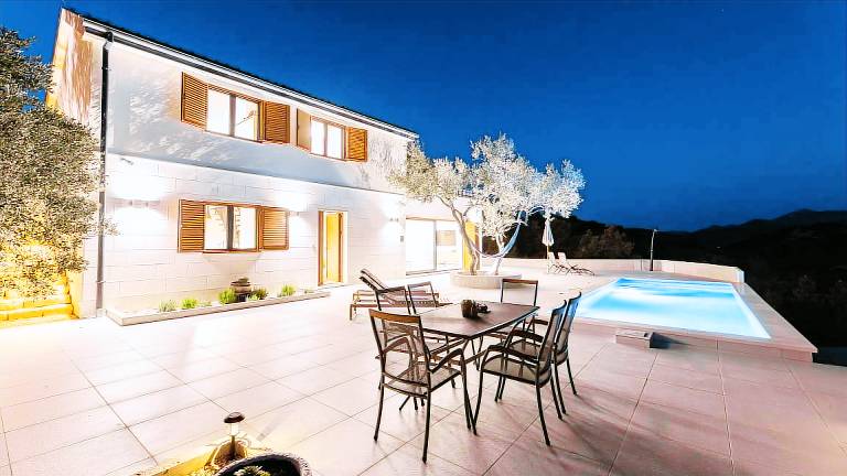 Villa with yard, BBQ & private pool — photo 2