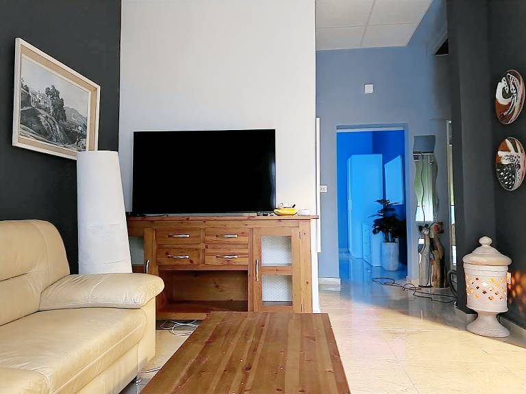 Fully equipped beautiful rental apartment with garden, patio & grill | Pets allowed — photo 3