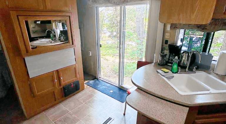 Lakefront RV Cottage in Parry Sound 2 — photo 4