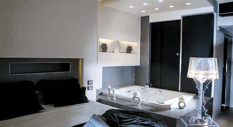 Rental apartment with jacuzzi | Close to Piazza del Plebiscito in Naples