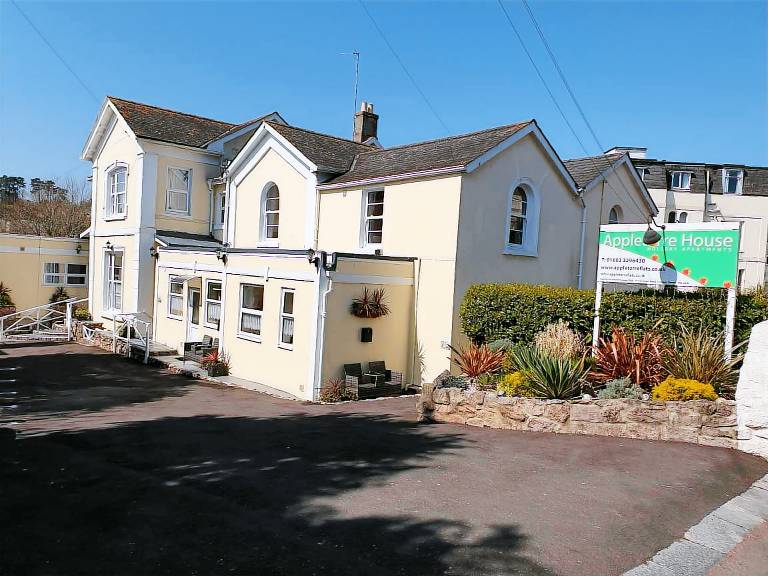 Holiday apartment with yard & terrace in Torquay