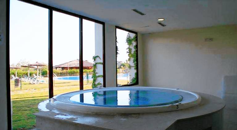 Holiday apartment with pool & jacuzzi — photo 4