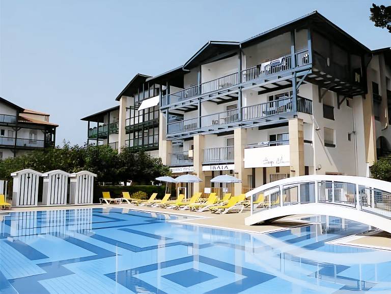 Serviced apartment with patio, pool & garden — photo 3