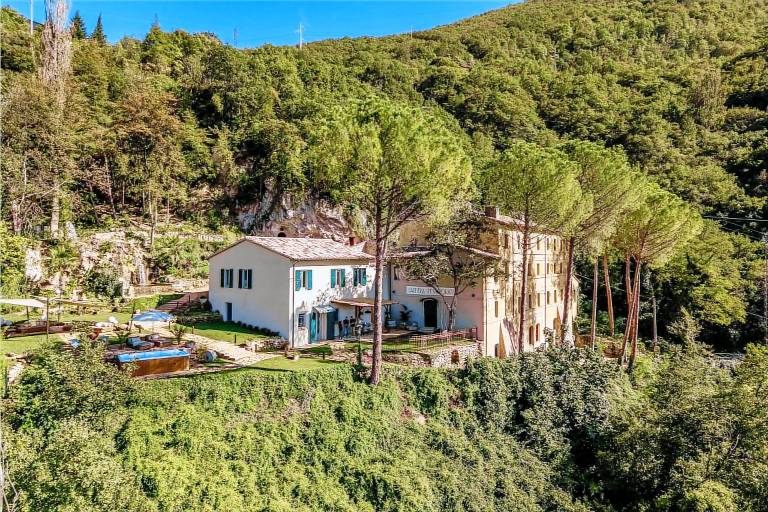 Villa with cave spa in the Valle del Menotre in Foligno