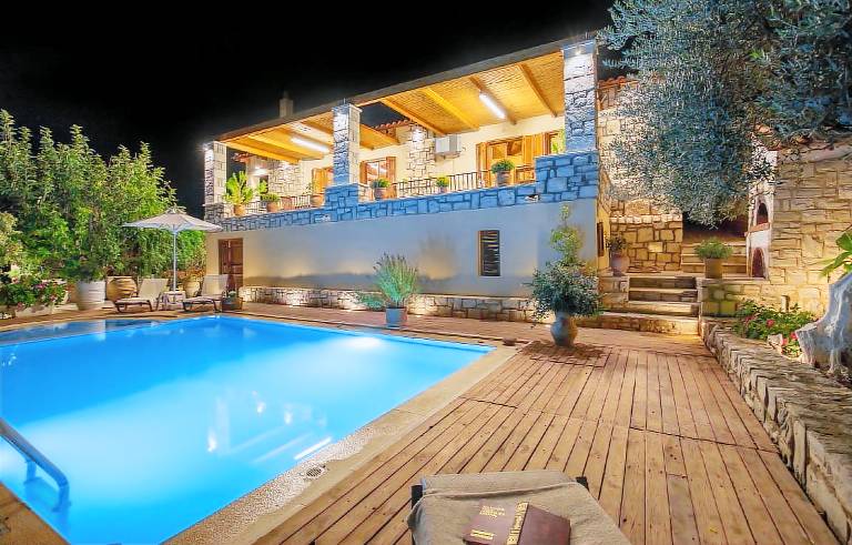 Fully equipped big villa with yard, pool & jacuzzi | Good for workation | Dogs allowed in Rethymno