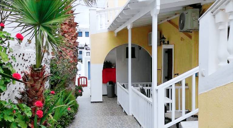 Rental apartment with terrace & garden | Dogs allowed in Santorini