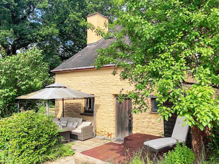Family-oriented cottage with grill & garden | Pets are welcome in Carmarthen