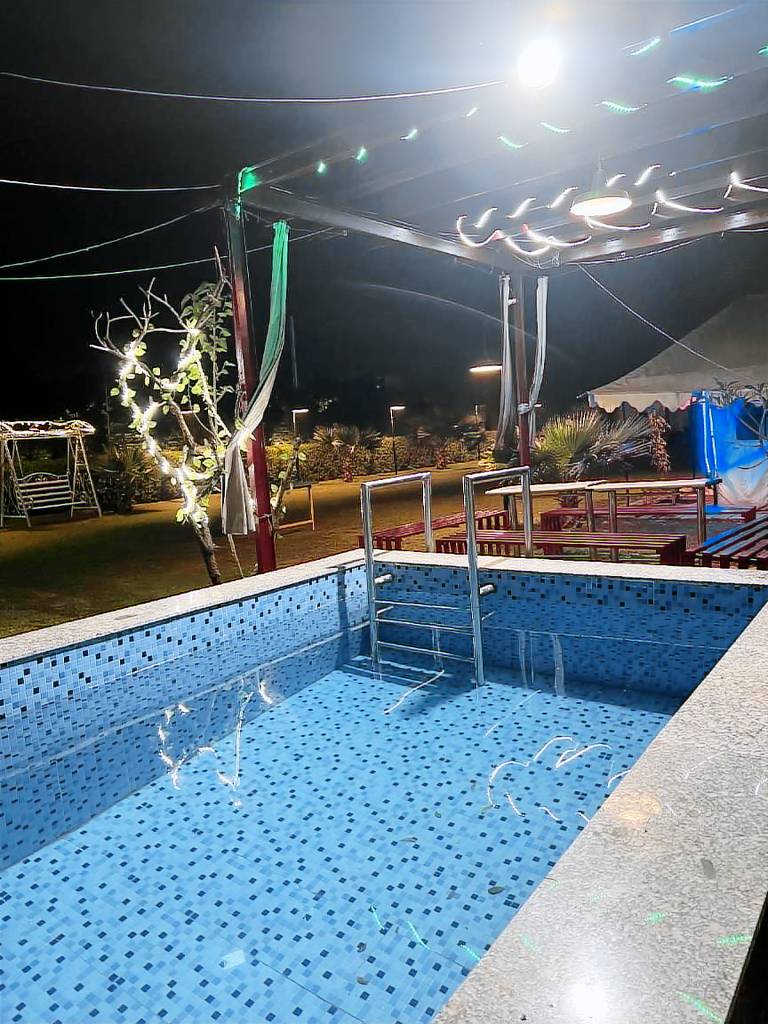 Villa with yard, pool & grill in Faridabad