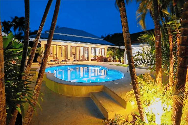 Villa with BBQ, garden & patio in Karon