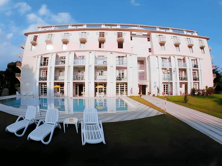 Serviced apartment with yard, pool & terrace in Pietrasanta