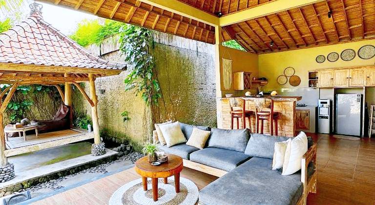 Villa with pool — photo 5