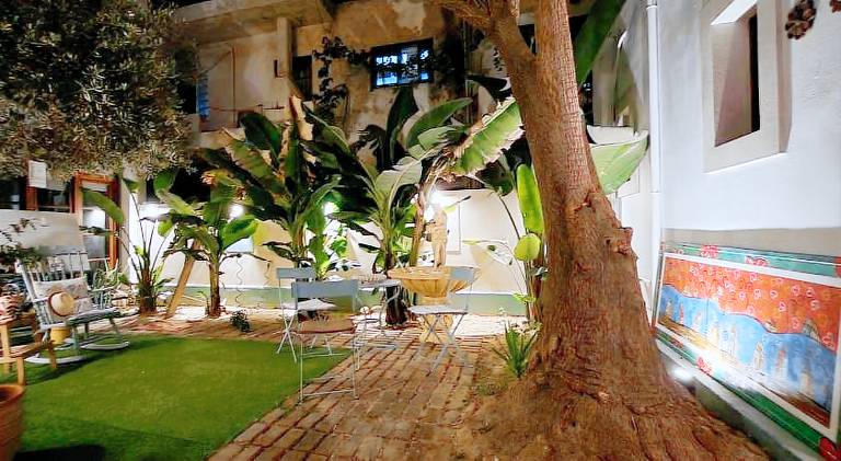 Serviced apartment with pool, yard & patio — photo 5